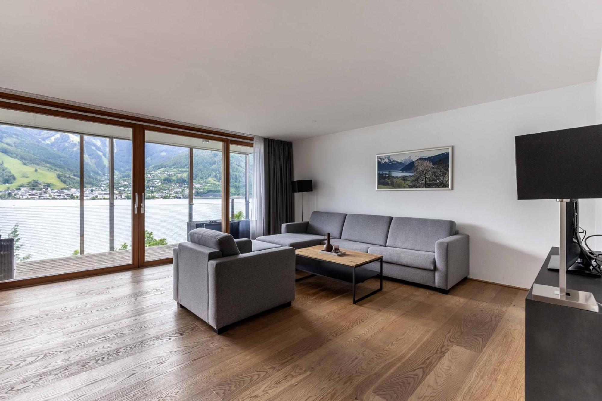 Bellevue Residences - Luxurious Lakeside Apartment